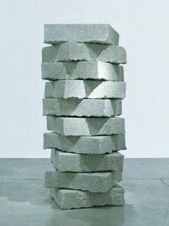 重复堆叠的石材雕塑